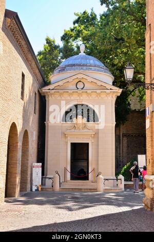 Das neoklassizistische Grab des Dichters Dante Alighieri, das in der Nähe der Basilika San Francesco in der `Dantesken Zone` im Zentrum von Ravenna errichtet wurde. Stockfoto